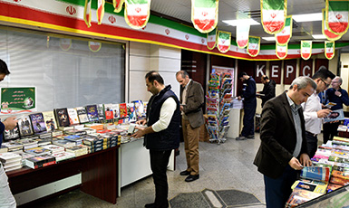 نمایشگاه کتاب به مناسبت دهه فجر در شرکت نفت خزر برگزار شد.