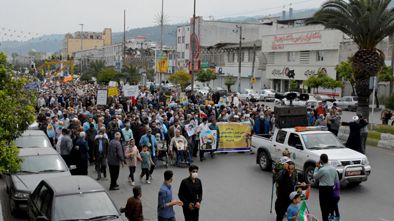 با حضور کارکنان نفت خزر مراسم راهپیمایی روز قدس در شهرستان بهشهر برگزار شد