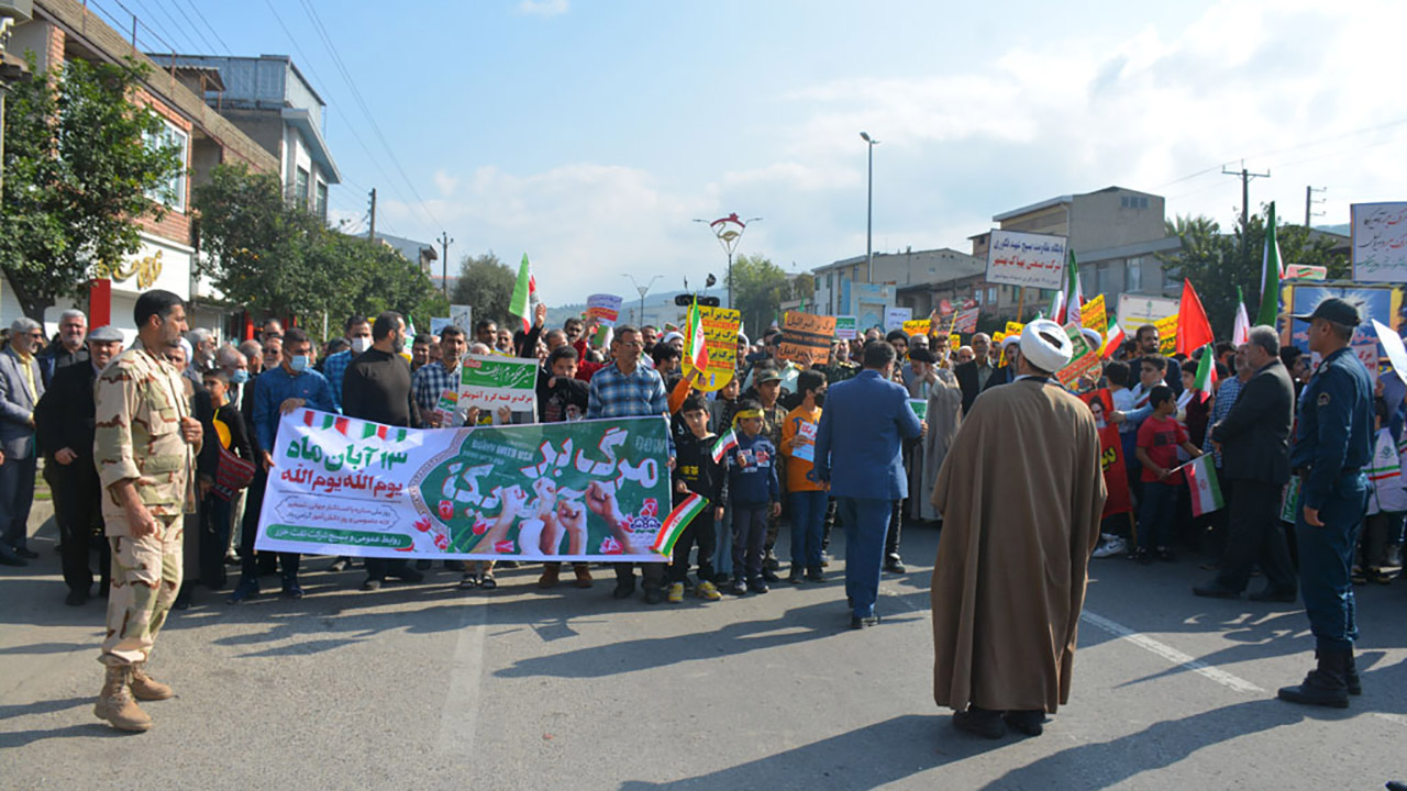 حضور کارکنان منطقه عملیاتی شرکت نفت خزر در راهپیمایی 13 آبان