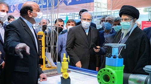 بازدید مقام معظم رهبری از غرفه وزارت نفت در نمایشگاه توانمندی‌های تولید داخل