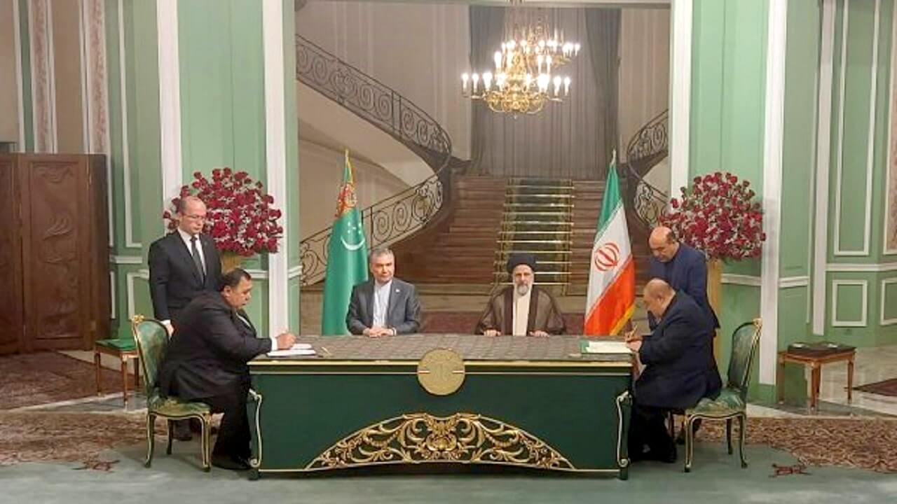 سند همکاری میان تهران و عشق‌آباد در حضور رئیسی و بردی محمداف امضا شد